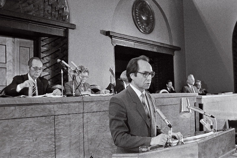 Eesti NSV Ülemnõukogu erakorraline VIII istungjäörk, esineb justiitsminister Advig Kiris.