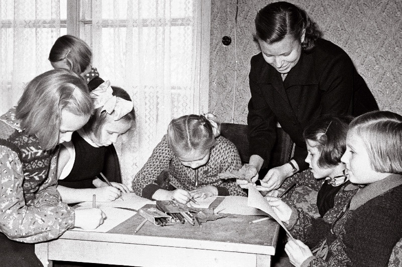 Elva rajooni Nõo Keskkooli oktoobrilapsed kooli vanempioneerijuhi Evi Eltermanni juhendamisel Tartu II Lasteaia kasvandikele kingitava joonistusalbumi jaoks joonistusi valmistamas.